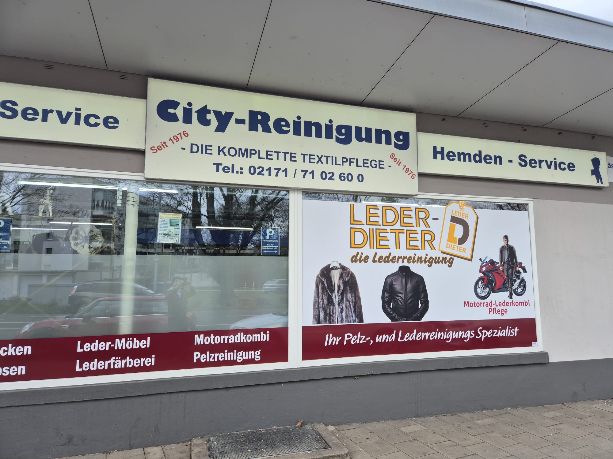 City-Reinigung Filiale Wiesdorfer Platz 20 in den Luminaden Leverkusen – Schaufenster mit Hemden-Service und Textilreinigung