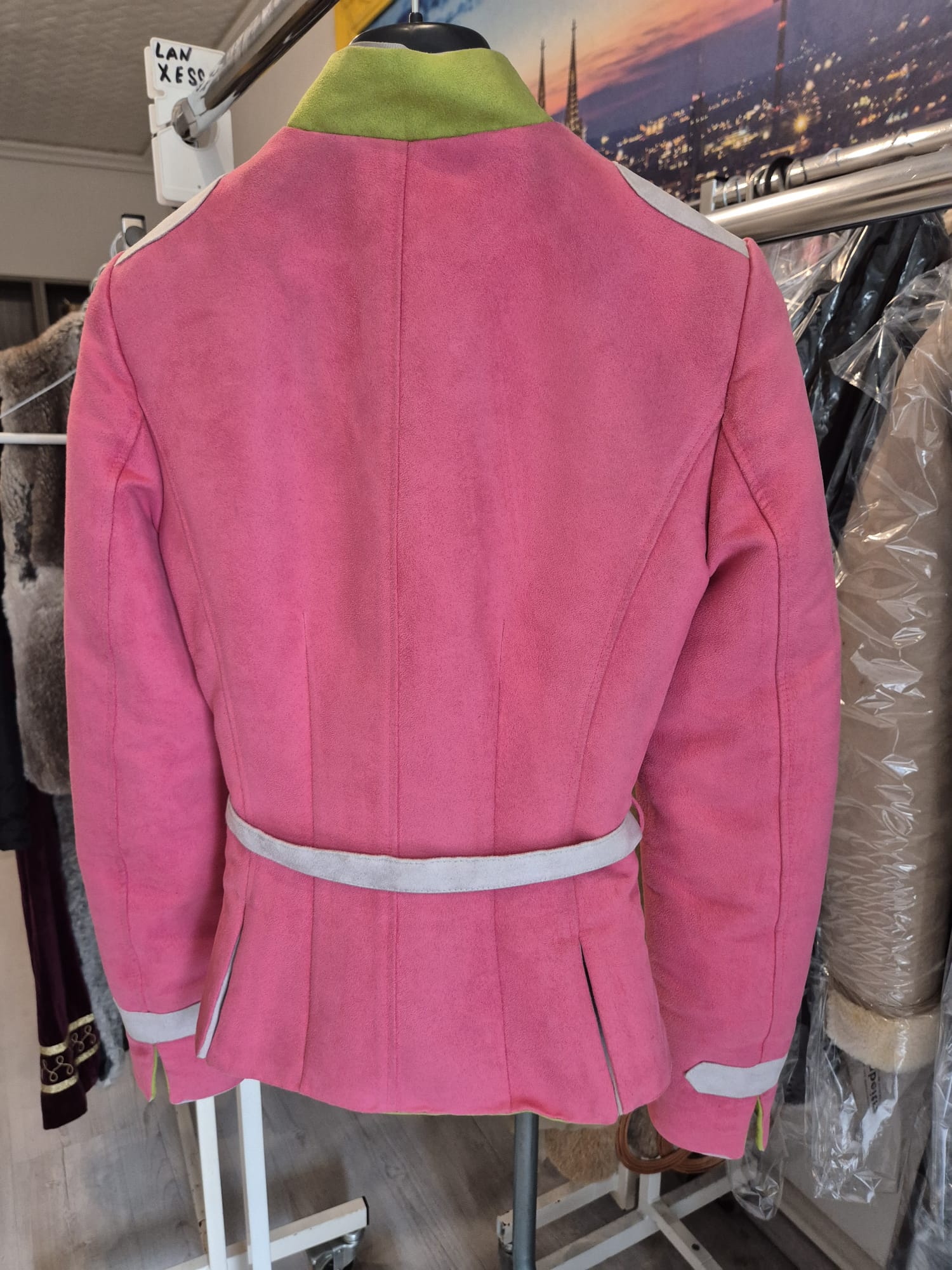 Pinkfarbene Wildlederjacke mit grünem Kragen – Lederreinigung City-Reinigung Leverkusen